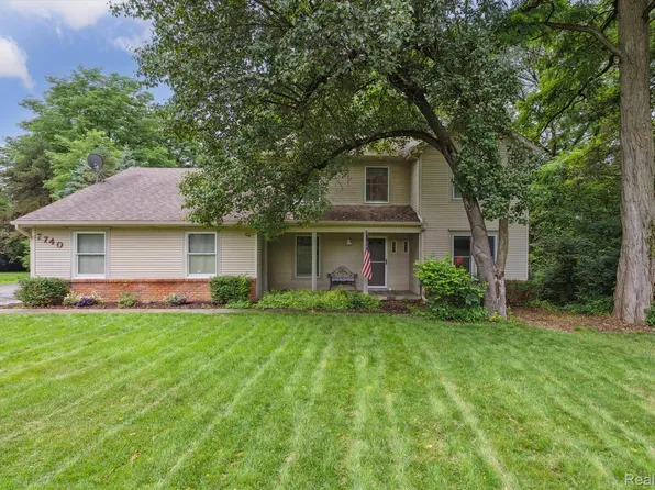7740 Athlone Dr, Brighton, MI 48116
