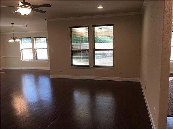 3rd image of 304 N Hyde Park Blvd