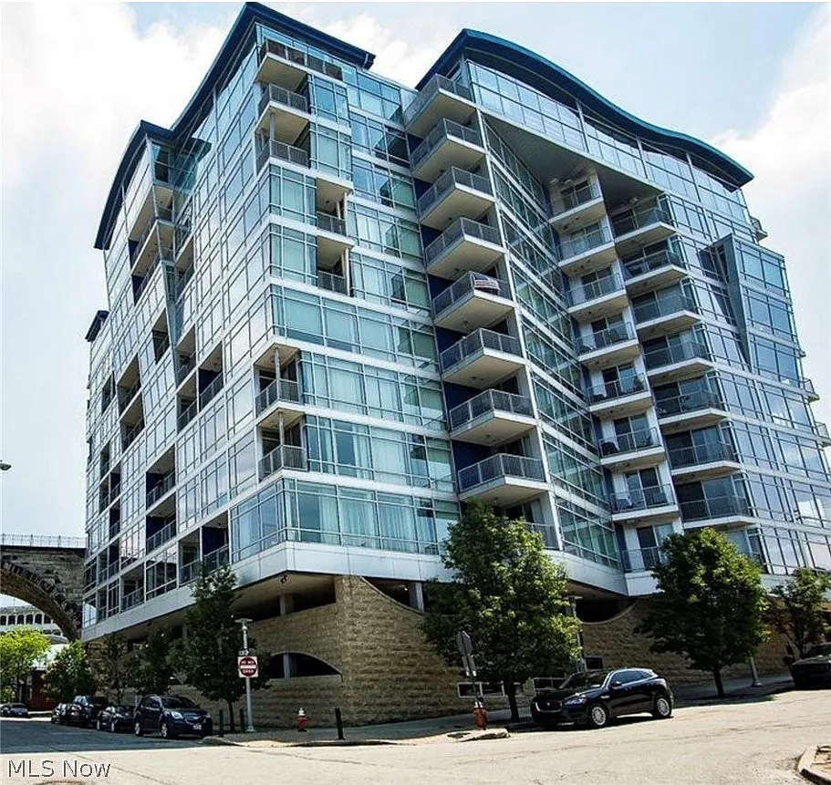 Building Photo - 1237 Washington Ave #811