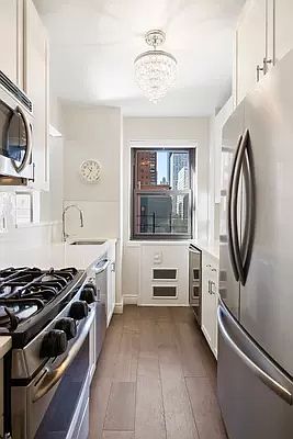 3rd image of 305 E 72nd St Unit 5E