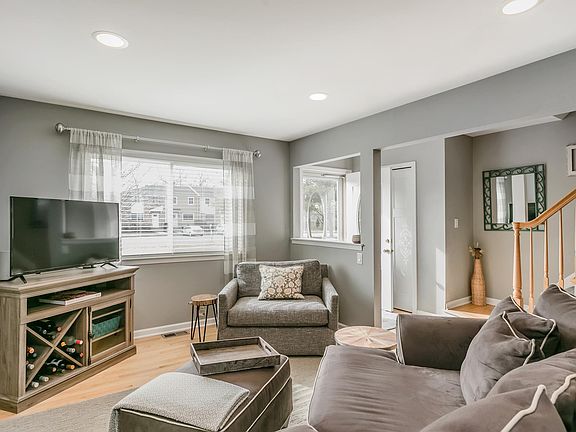 3rd image of 17 Townhouse Dr