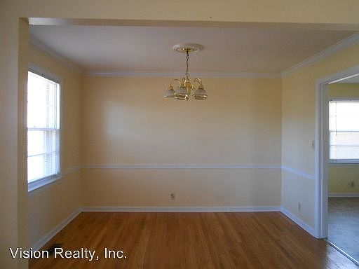 3rd image of 221 Maxwell Dr