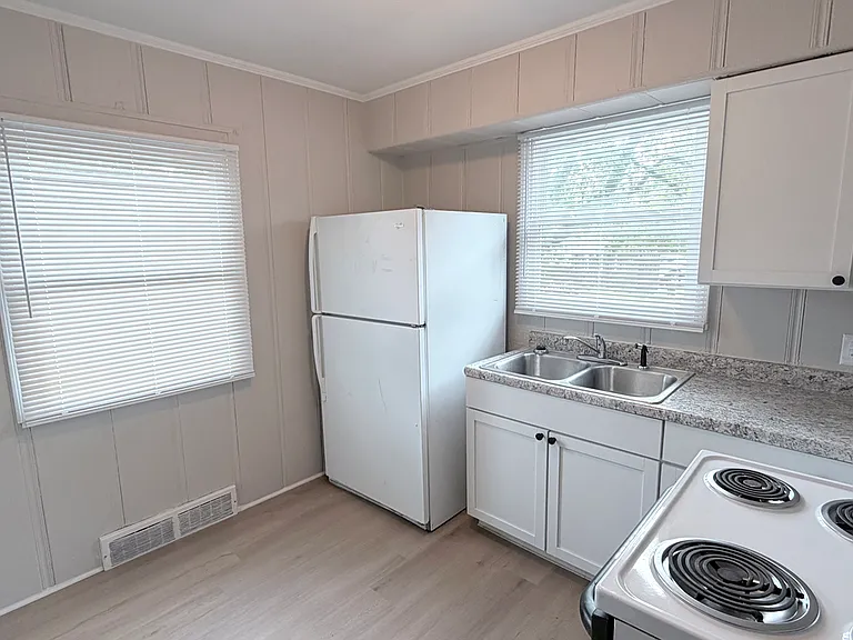 1025 Covert Ave — Photo 4