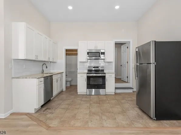 129 Main St APT 3, Bloomingdale, NJ 07403