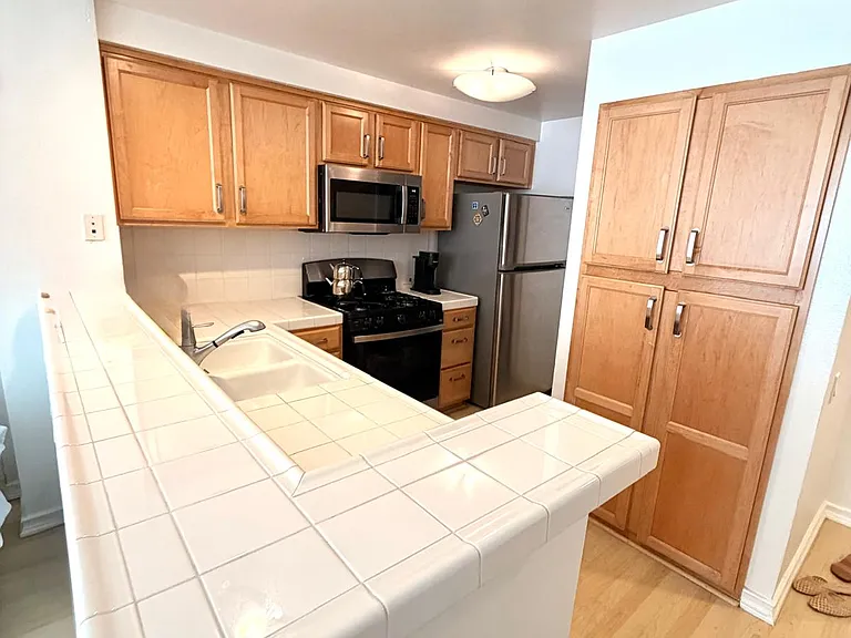 280 Caldecott Ln — Photo 4