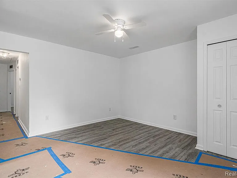 15835 Burgess St — Photo 7