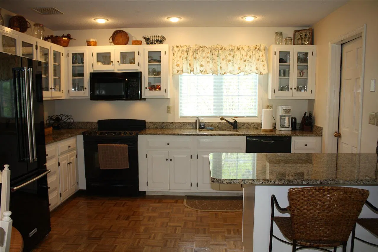 3 bed, 4.0 bath, 2400 sqft, $5,500 — Photo 2