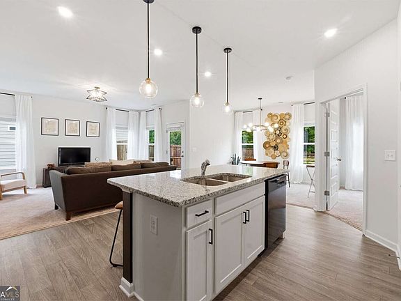 5th image of 120 Royal Oak Dr NE