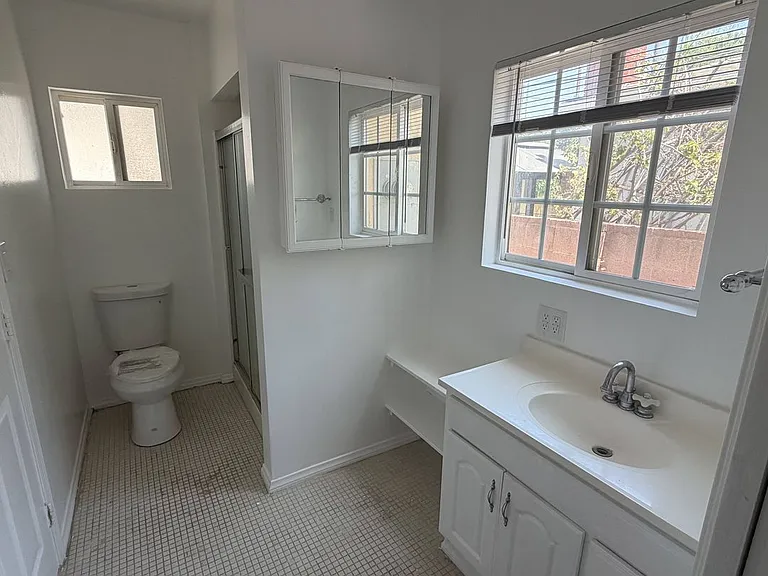 1104 N Frederic St — Photo 36