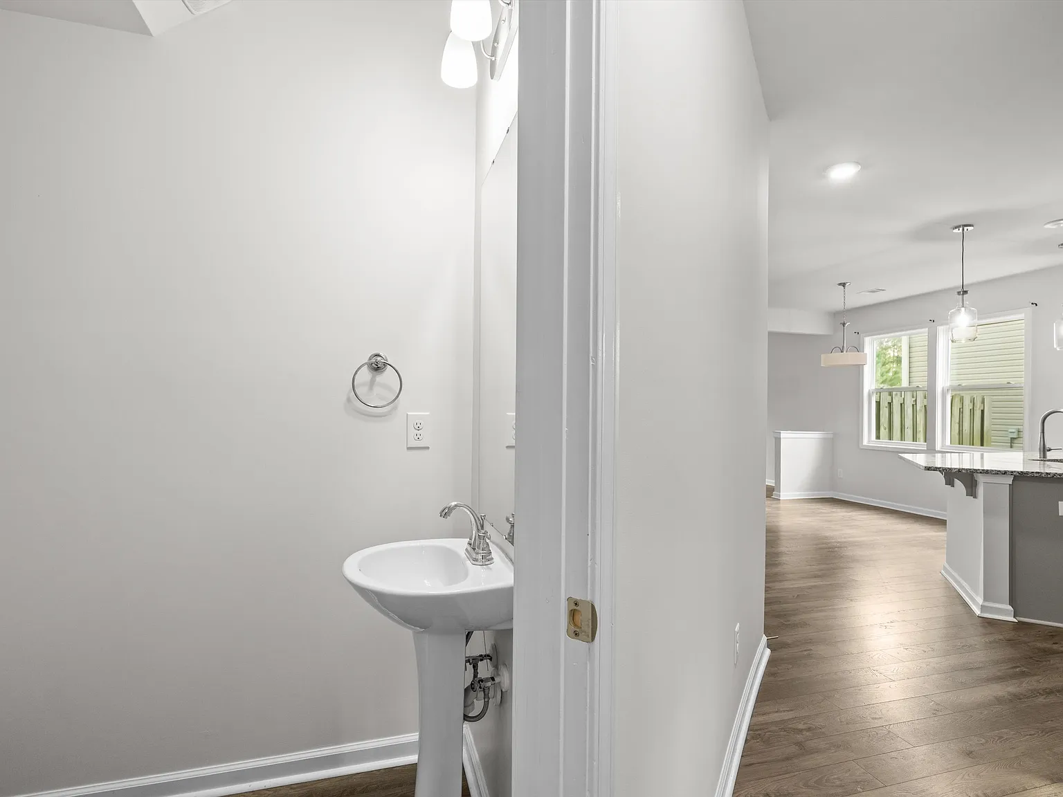 4 bed, 3.5 bath, 2352 sqft, $2,200 — Photo 4