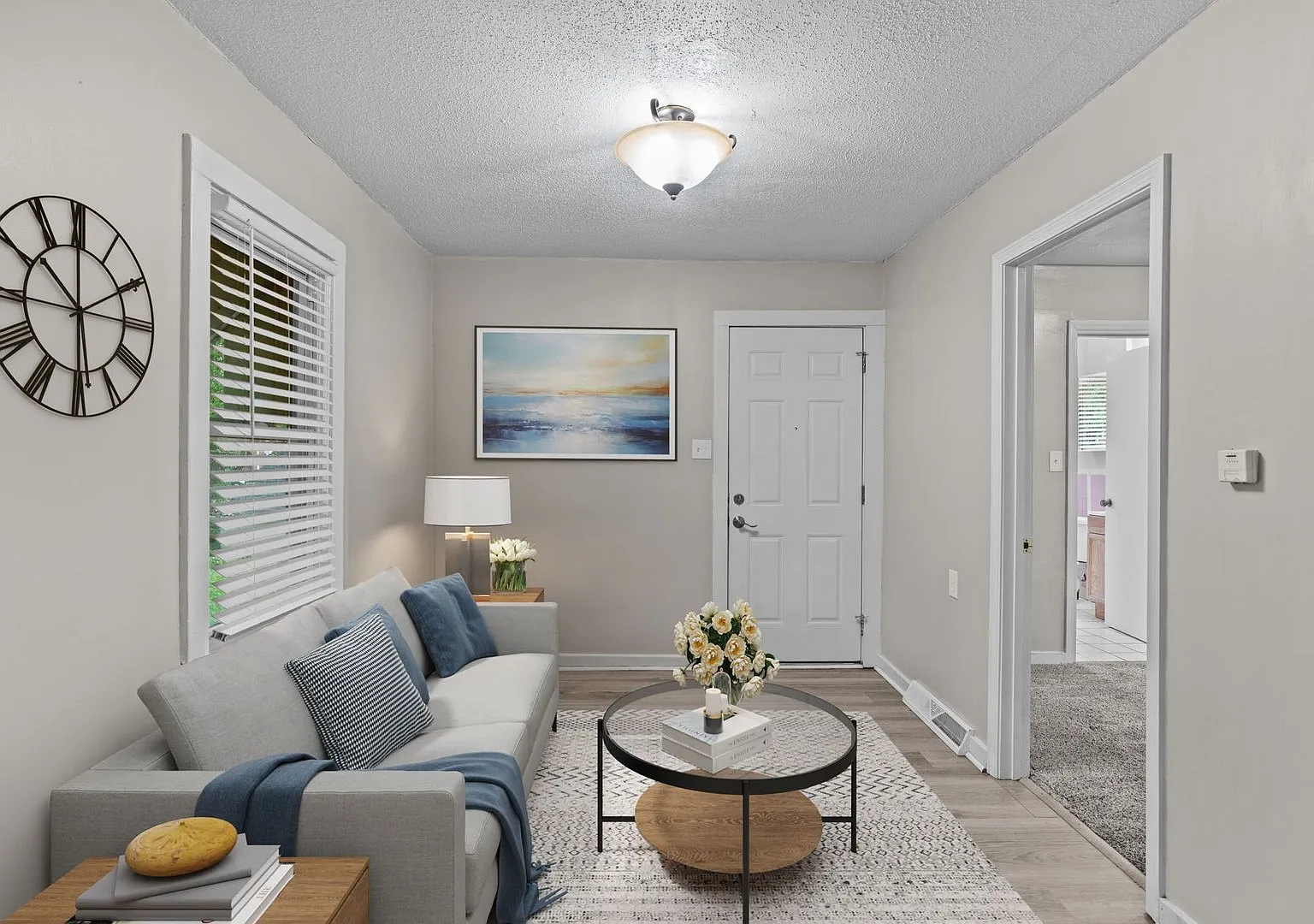 Single family family home on large lot — Photo 1
