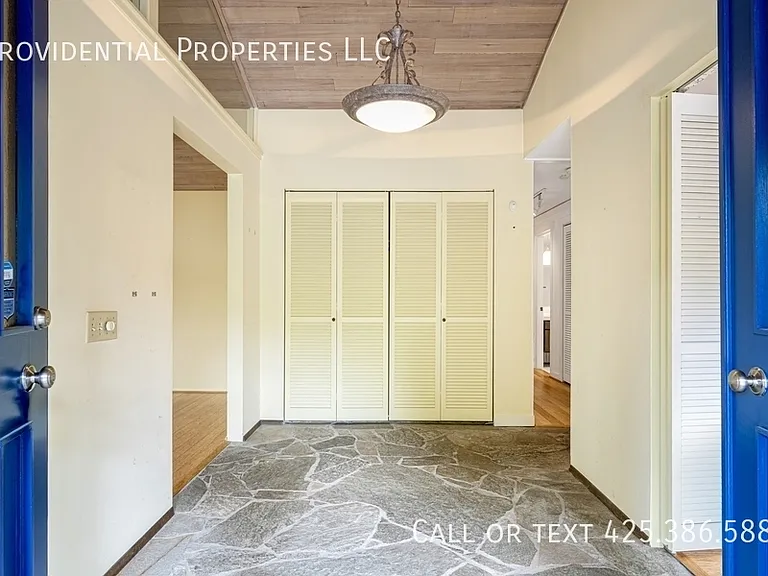 9530 NE 30th St — Photo 2