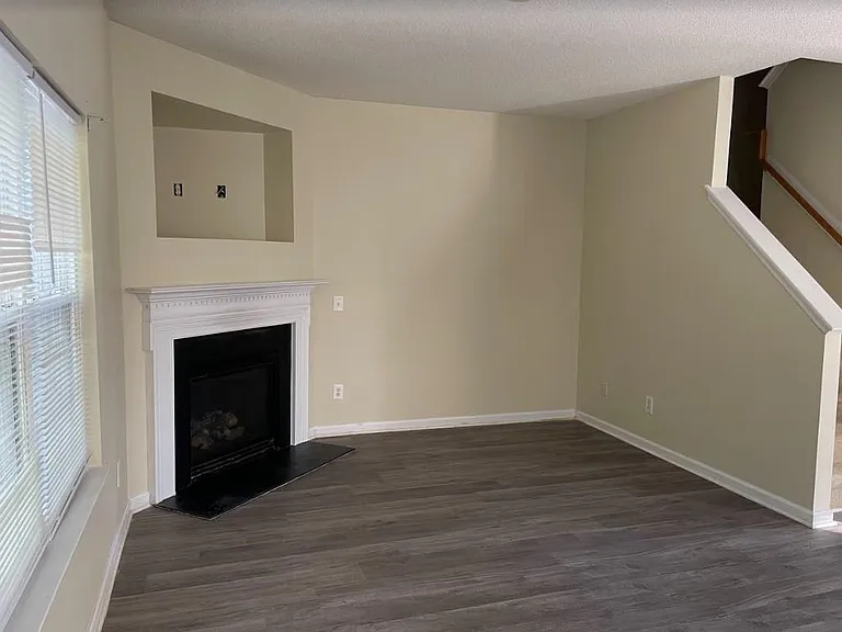3131 Manhasset Ln — Photo 4