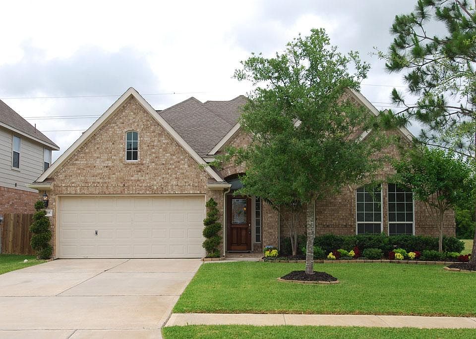 Stunning 4 bed 3/1 bath home in Sterling Lakes at Iowa Colony in Rosharon!