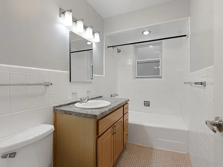 7630-38 N Eastlake Ter — Photo 12