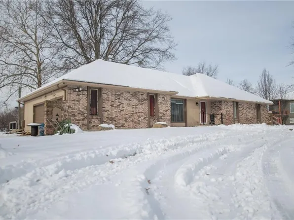 902 S Sunset Ln, Raymore, MO 64083