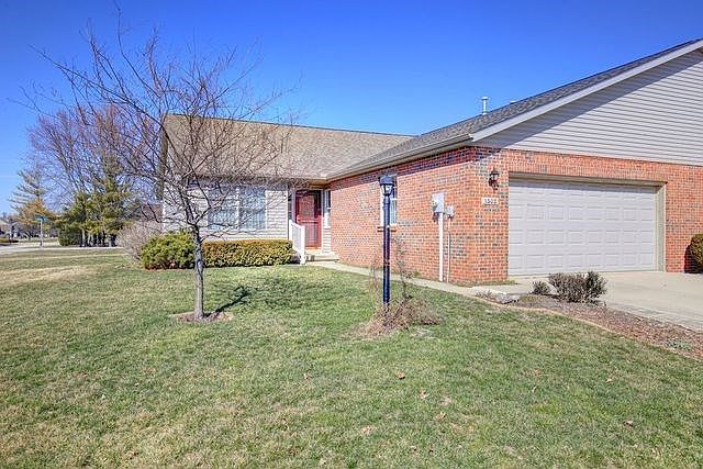 1302 Ridgepointe, Corner, end unit