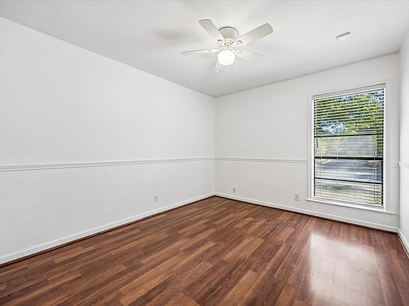 3rd image of 1309 Warrington Dr