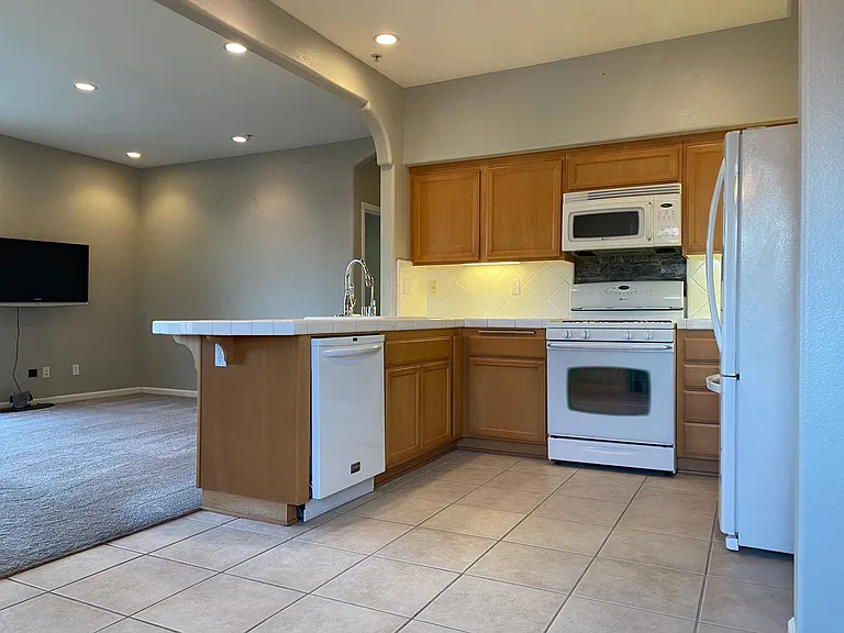 610 Sunrise Dr #6D — Photo 4