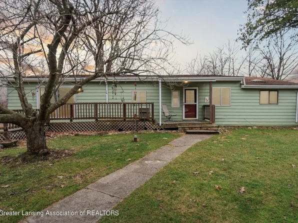 12267 Mantawauka Dr, Fenton, MI 48430