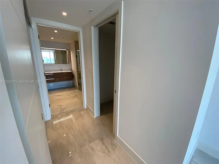 9521 E Bay Harbor Dr #605 — Photo 21