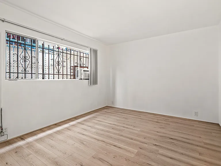 826 S Grand View St #1 — Photo 14