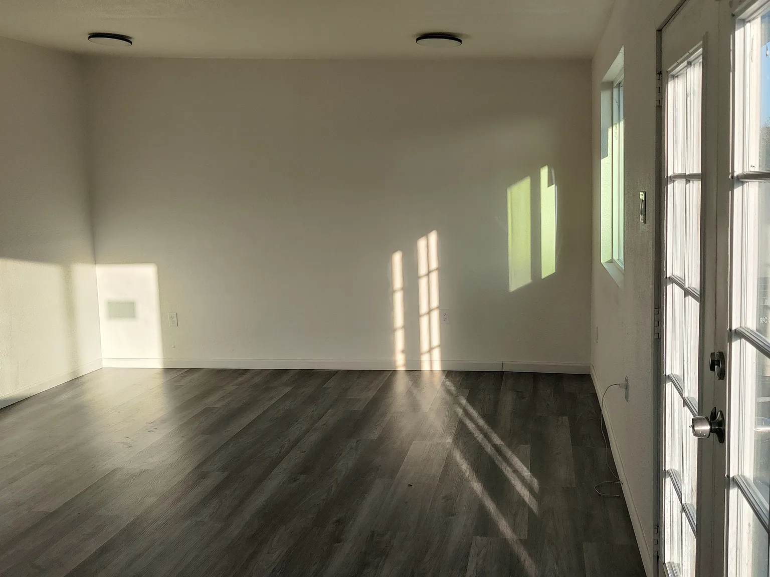 3 bed, 1000 sqft, $2,500 — Photo 2