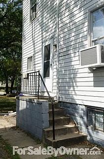 Side entrance
						:
						On south side of house.