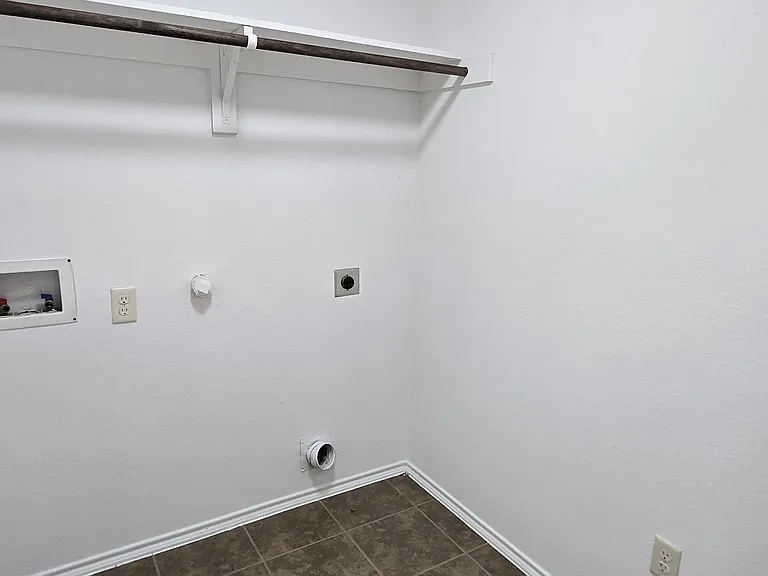 319 Elam Dr — Photo 12
