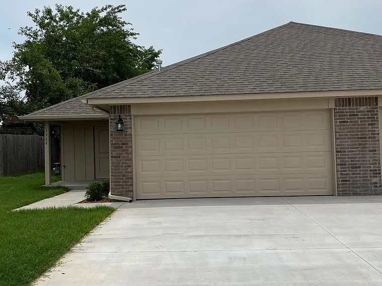 1322 E Cavanaugh St — Photo 2