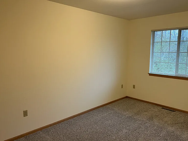 1104 Heritage Ct — Photo 8
