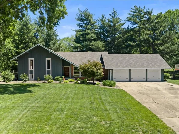 16001 Russell Rd, Stilwell, KS 66085