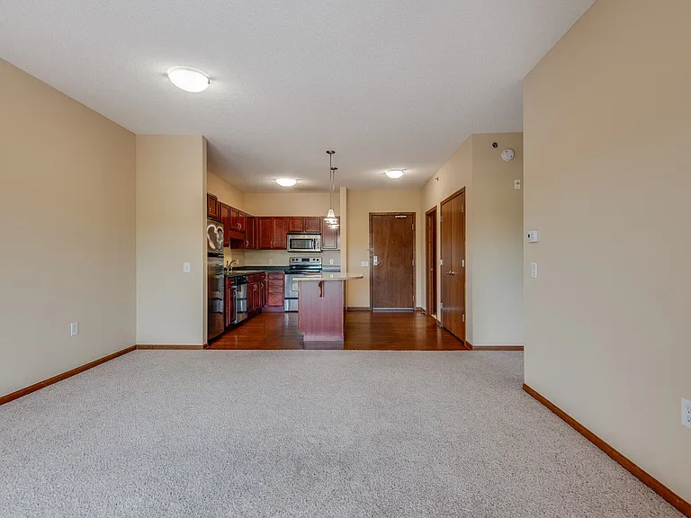 Oaks Glen Lake Apartments — Photo 6