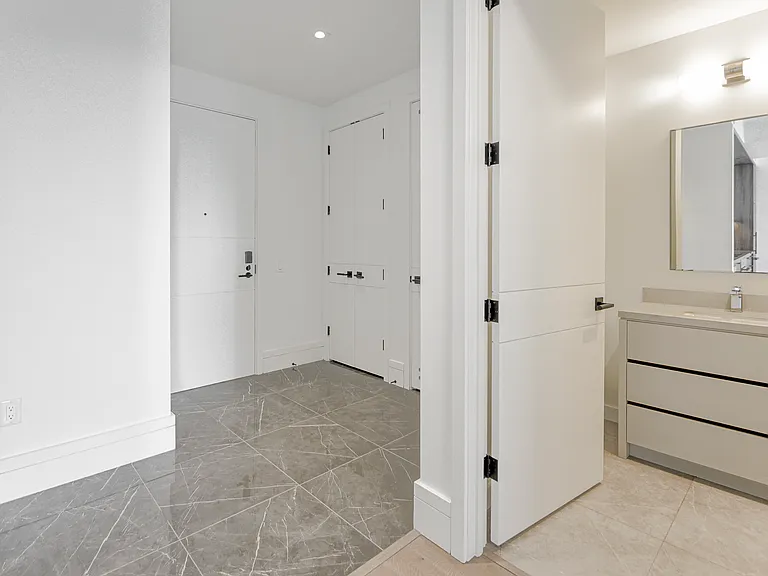 215 Lonsdale Rd — Photo 31