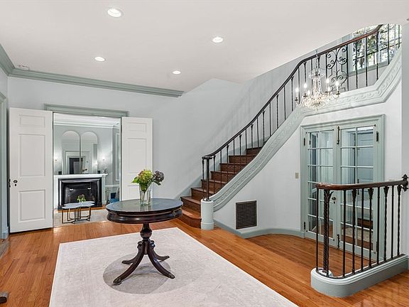 4th image of 204 Ridge St