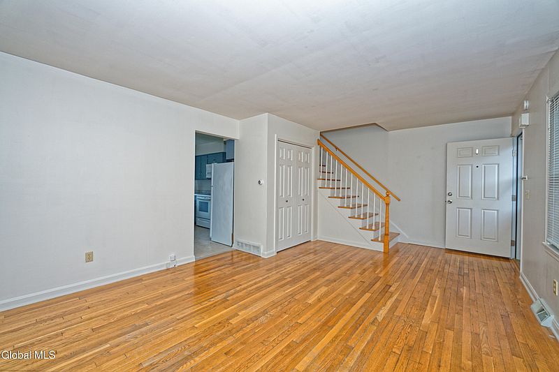 5th image of 34 Commodore Street