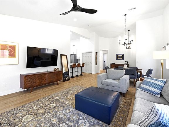 2nd image of 909 Majestic Oak St
