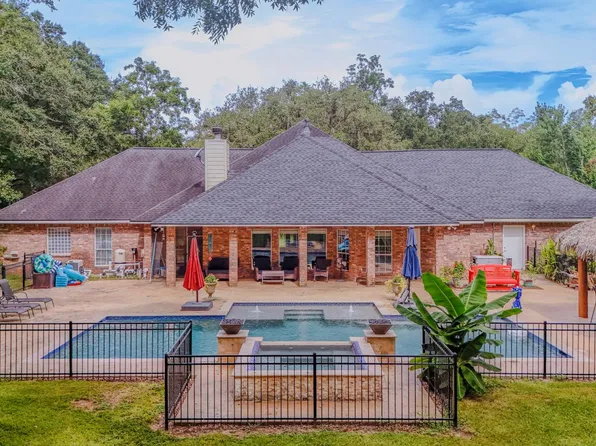 2002 Sugar Mill Ln, Lake Jackson, TX 77566