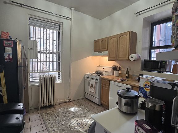 4th image of 215 W 106th St APT 1er