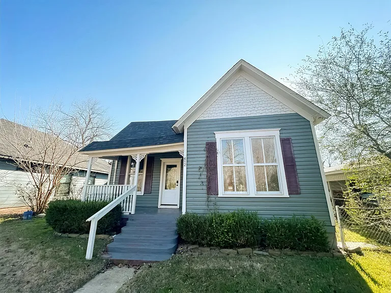412 W Day St — Photo 2