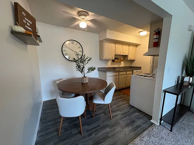 Lexington Manor Apartments — Photo 9