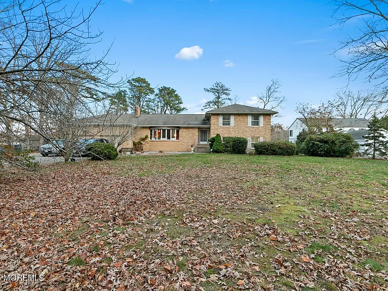 399 Golfview Dr — Photo 2