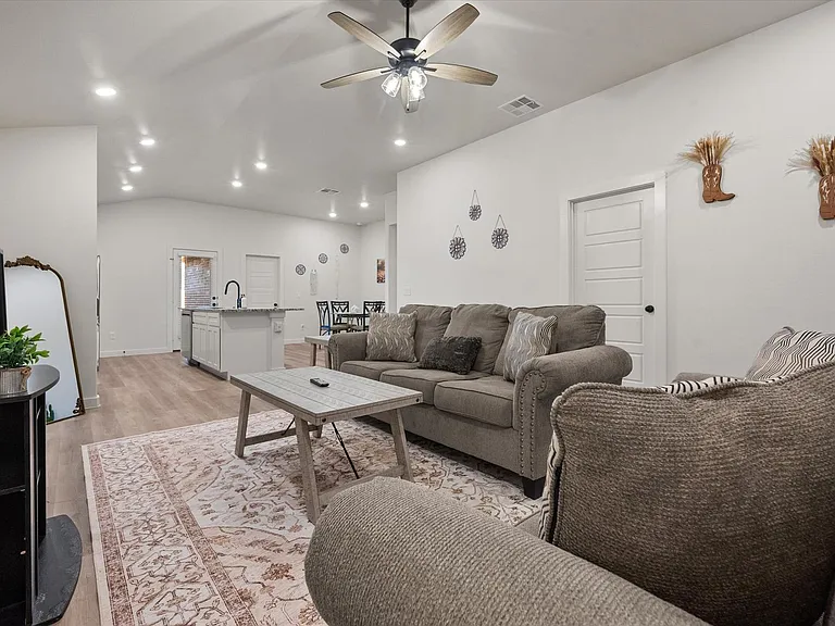 2509 Kenwood Ave — Photo 9