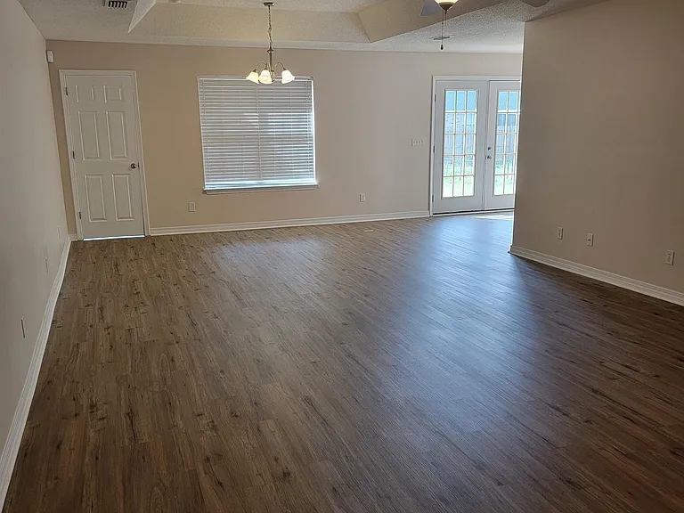 1701 Woodbridge Cir E — Photo 2