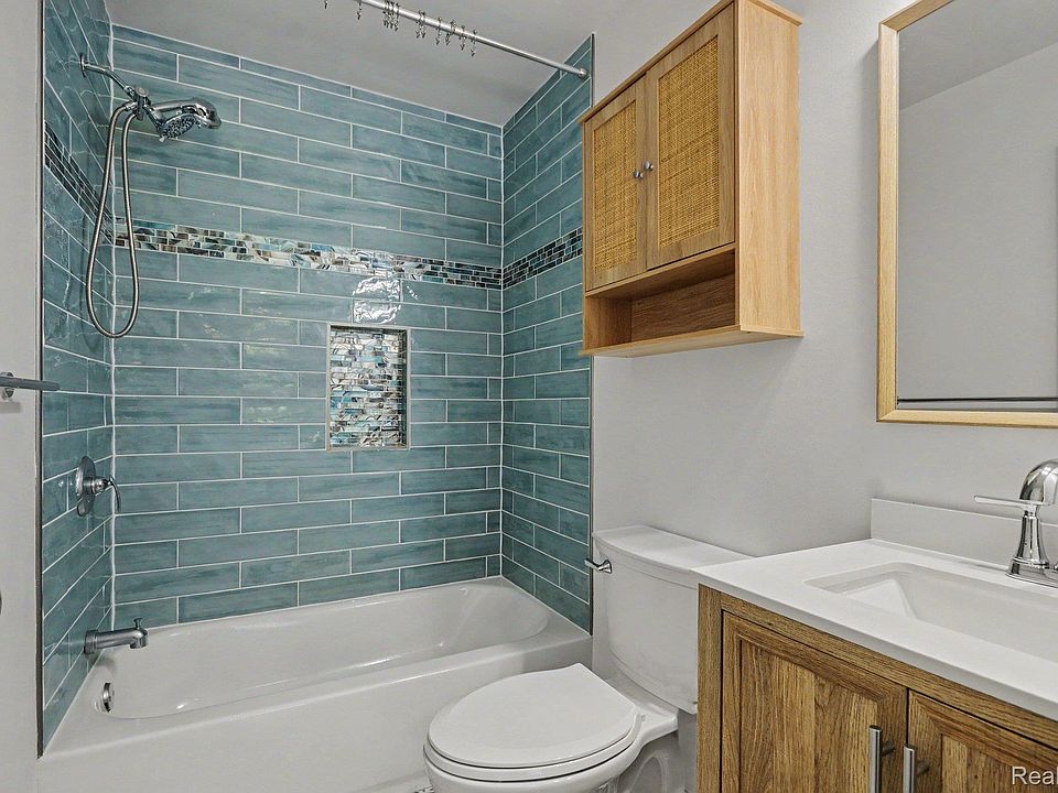 2383 E Maple Rd, photo 15