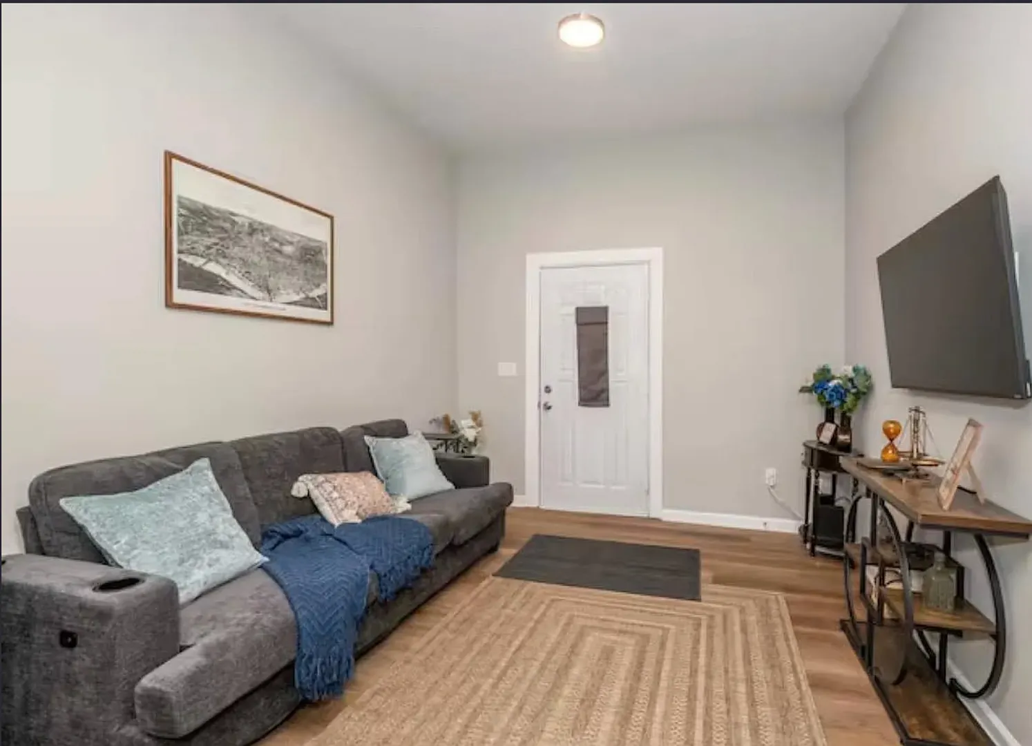 Spacious 5-Bed Furnished Unit Near Xavier | Modern Updates, In-Unit Laundry & Off-Street Parking — Photo 3