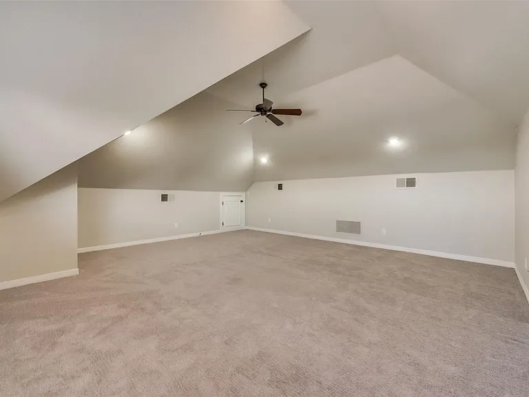 1433 Montgomery Ln — Photo 7