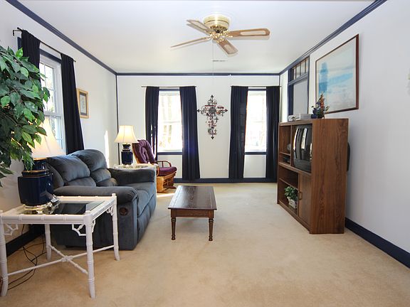 Living Room w/Ceiling Fan