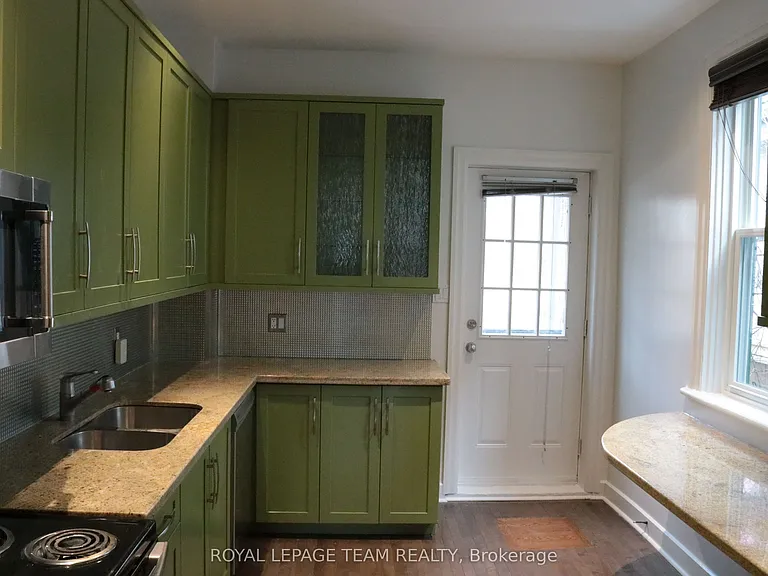 35 Ivy Cres — Photo 9