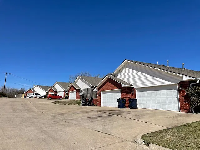 2 bed, 1.5 bath, 900 sqft, $1,075 — Photo 1
